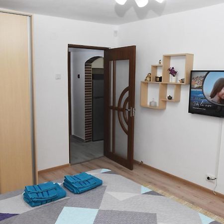 1St Apartment Nehoiu Esterno foto