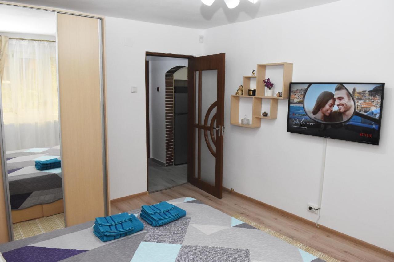 1St Apartment Nehoiu Esterno foto