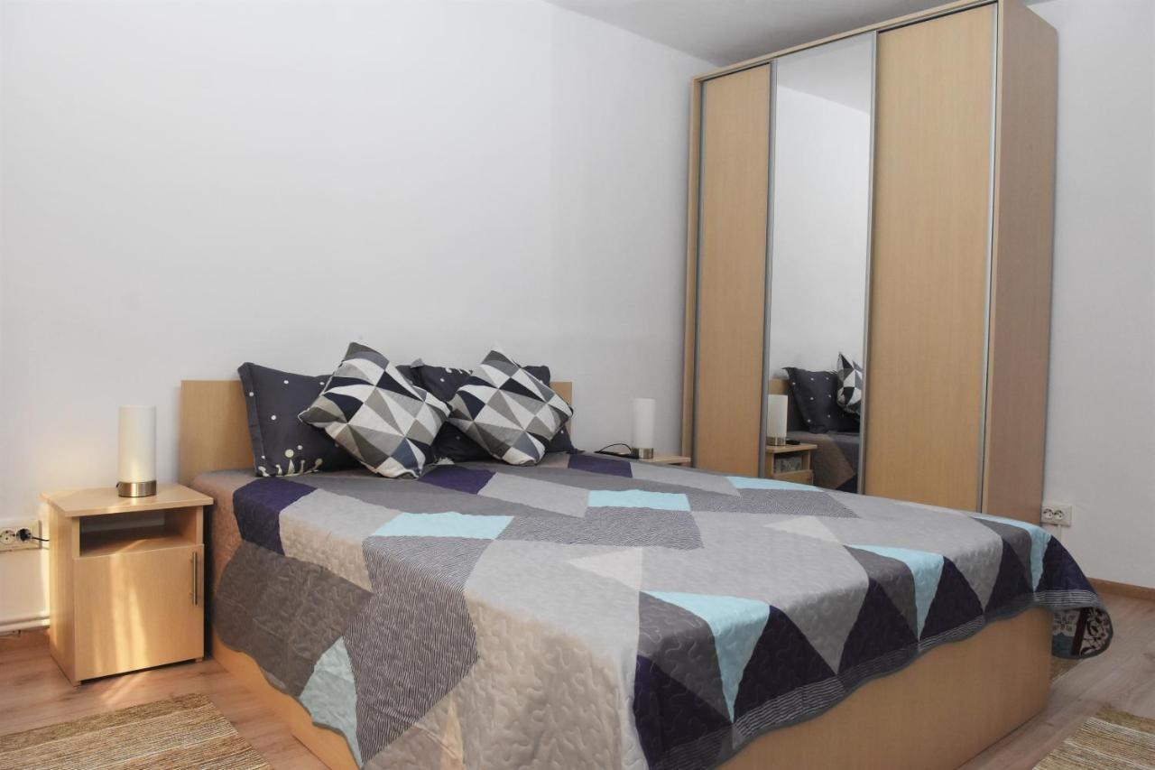 1St Apartment Nehoiu Esterno foto