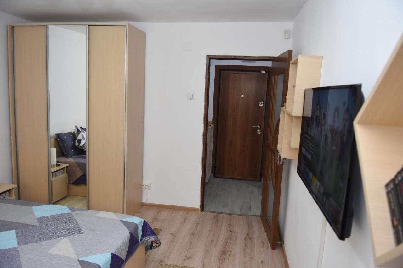 1St Apartment Nehoiu Esterno foto